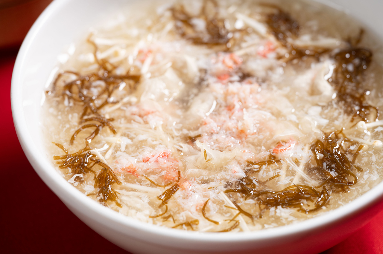 県産モズクと白きくらげ蟹肉スープ